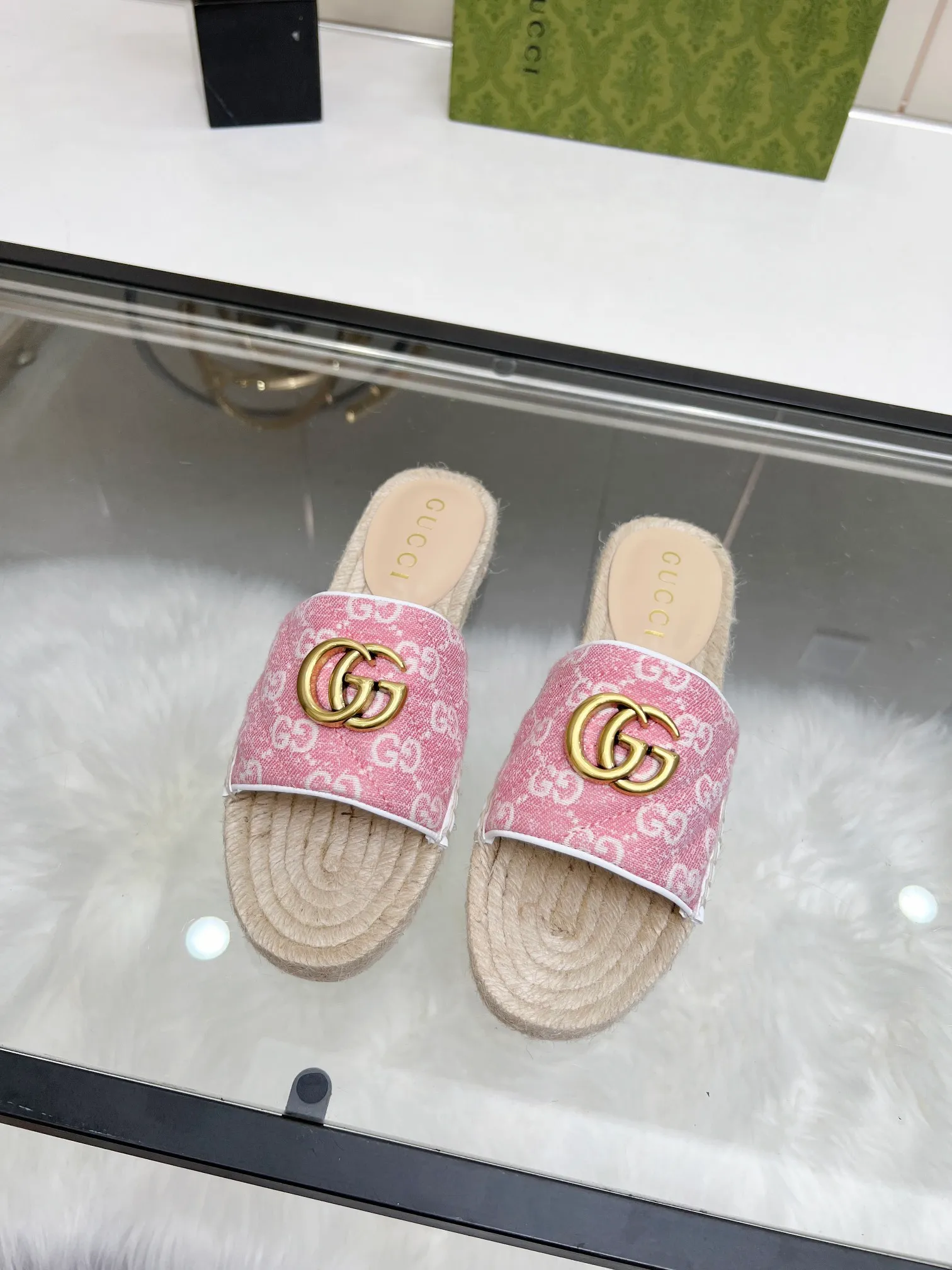 👟👟Ex-factory price 320👟👟 Gucci slippers fisherman shoes new color Injection molded one-piece straw bottom, high-end quality Fabric: Double G imported fabric Lining: sheepskin lining Code number: 35~42 Fabric styles include apricot, floral, pink, black, blue, burgundy, champagne, green, orange, cyan, starry sky, more than 30 colors to choose from, many colors to be updated in the future ,,,,,,,,